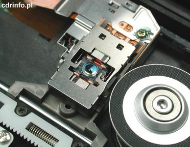 Zdjęcie wnętrza napędu CD-ROM